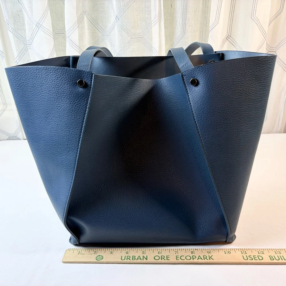 Chic Nieman Marcus faux Leather Tote Bag teal/navy
